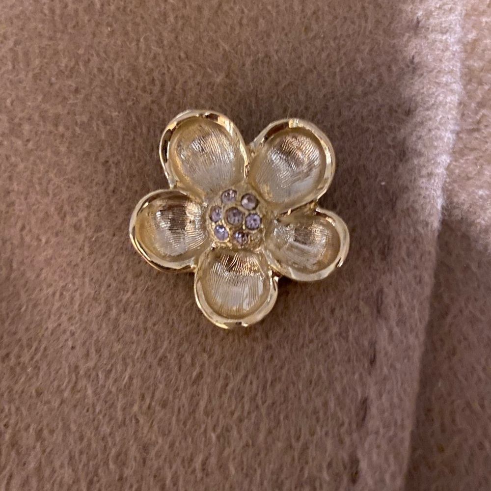 Vintage look statement button